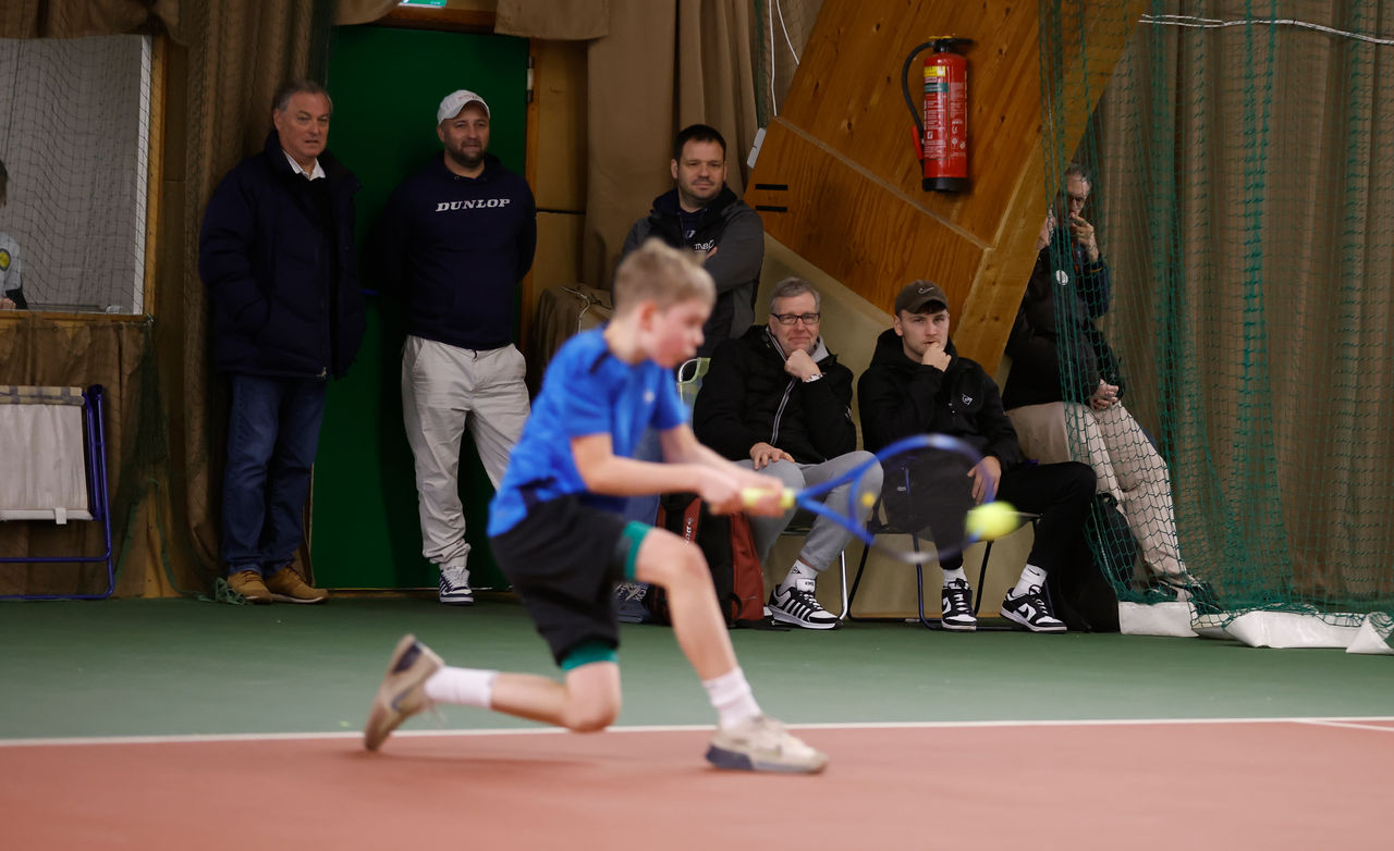 Kind spielt Ball im Tennis