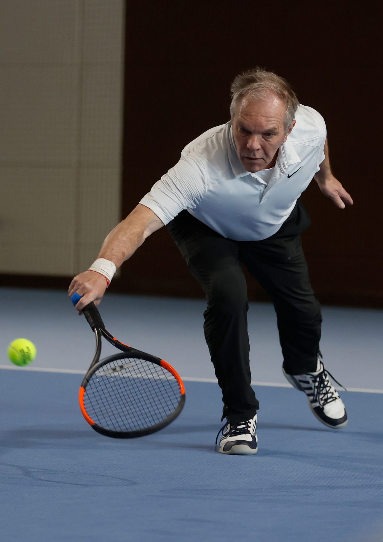 Mann speilt Ball