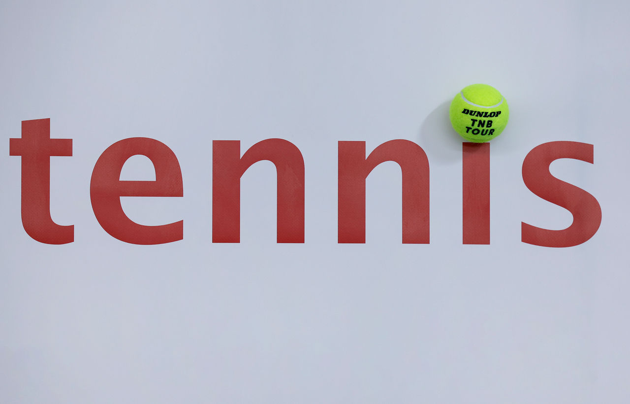 Tennis Schritftzug mit Tennisball als i Punkt