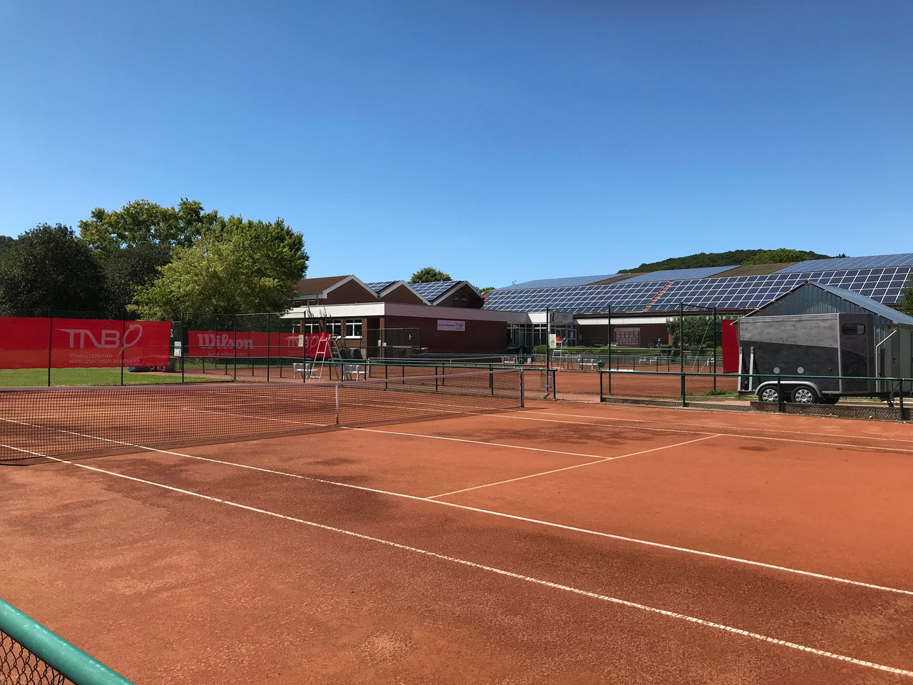 Einer von drei Sandplätzen