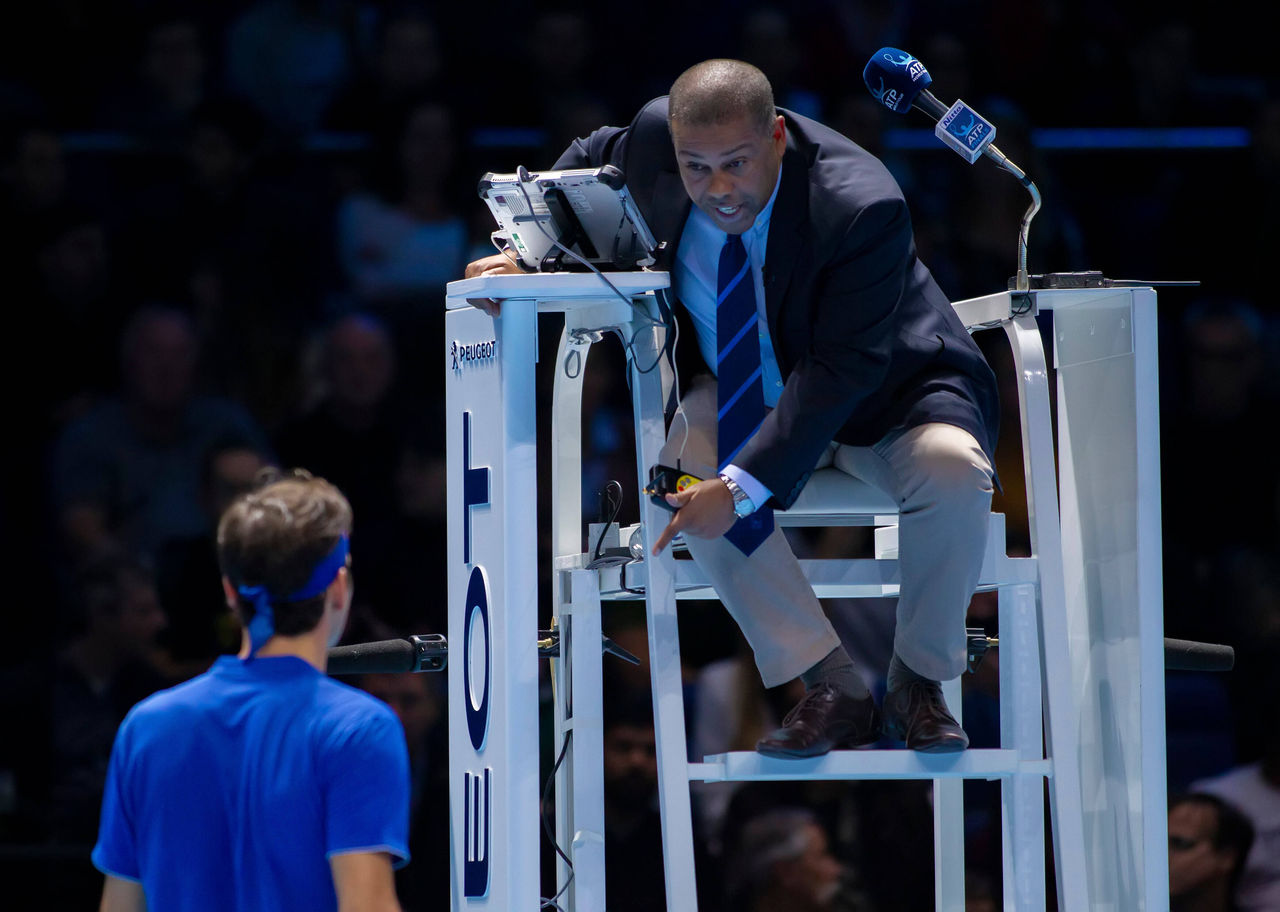Mandatory Credit: Photo by Mark Greenwood/IPS/Shutterstock 9982985m Umpire Carlos Bernardes in discussion with Roger Federer following an incident with a Ball Kid dropping a ball during play. Nitto ATP, Tennis Herren World Tour Finals Tennis, O2 Arena London, England 17th November 2018 EDITORIAL USE ONLY No use with unauthorised audio, video, data, fixture lists outside the EU, club/league logos or live services. Online in-match use limited to 45 images 15 in extra time. No use to emulate moving images. No use in betting, games or single club/league/player publications/services. Nitto ATP World Tour Finals Tennis, O2 Arena London, England 17th November 2018 EDITORIAL USE ONLY No use with unauthorised audio, video, data, fixture lists outside the EU, club/league logos or live services. Online in-match use limited to 45 images 15 in extra time. No use to emulate moving images. No use in betting, games or PUBLICATIONxINxGERxSUIxAUTXHUNxGRExMLTxCYPxROMxBULxUAExKSAxONLY Copyright: xMarkxGreenwood/IPS/Shutterstockx 9982985m