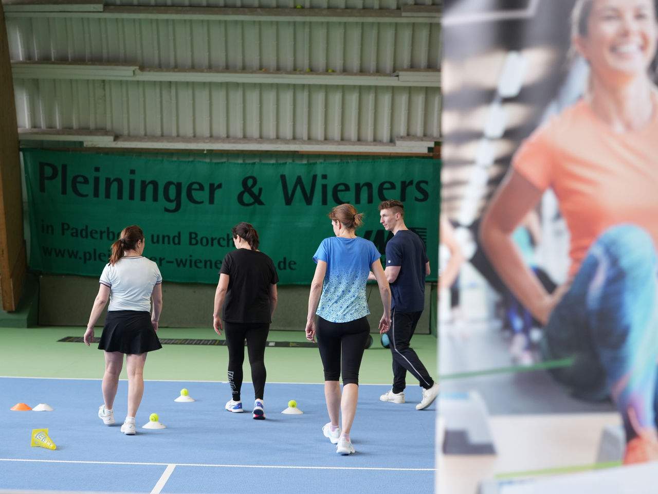 Beweglichkeitsübungen auf dem Tennisplatz
