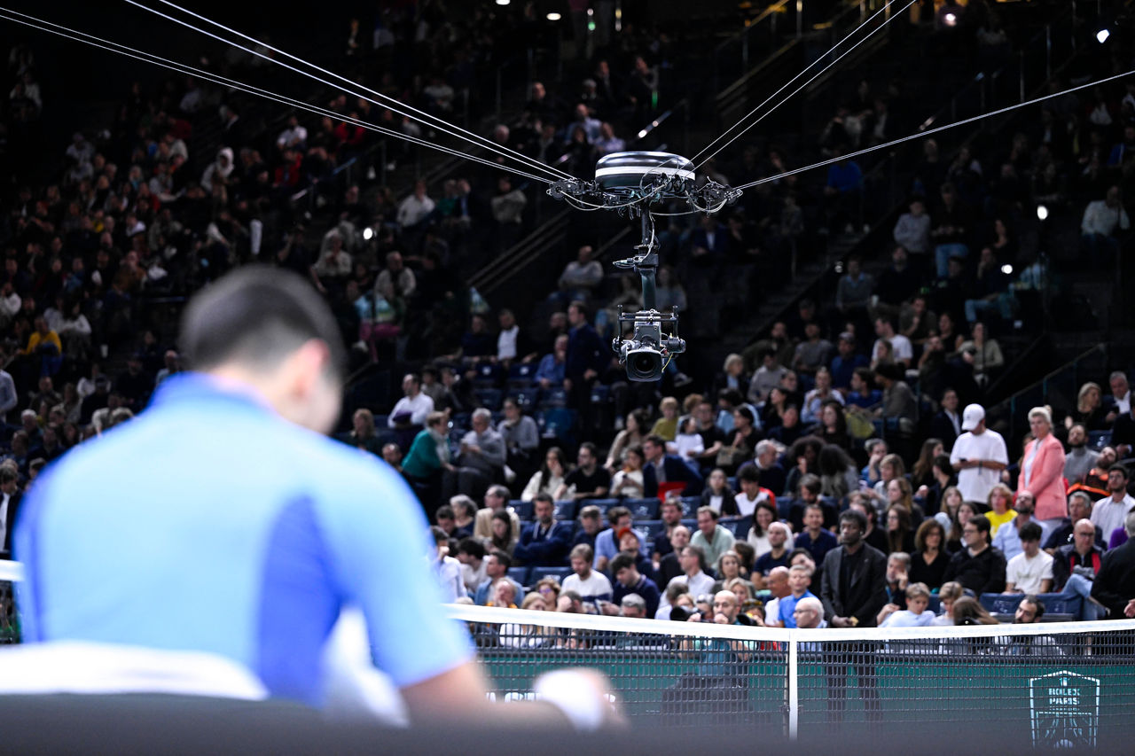 Rolex Paris Masters Illustration picture shows a spidercam professional spider cam TV television camera with Novak Djokovic during the Rolex Paris Masters ATP, Tennis Herren Masters 1000 men s tennis tournament on November 4, 2023 at Accor Arena Bercy in Paris, France. Photo by Victor Joly/ABACAPRESS.COM Paris France PUBLICATIONxNOTxINxFRAxESPxUKxUSAxBELxPOL Copyright: xJolyxVictor/ABACAx