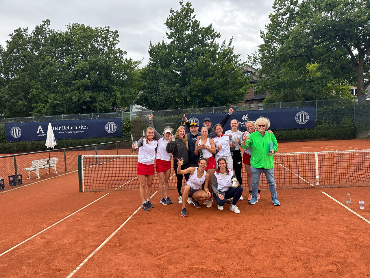 Das Damen-Team vom DTV Hannover feiert seinen Aufstieg