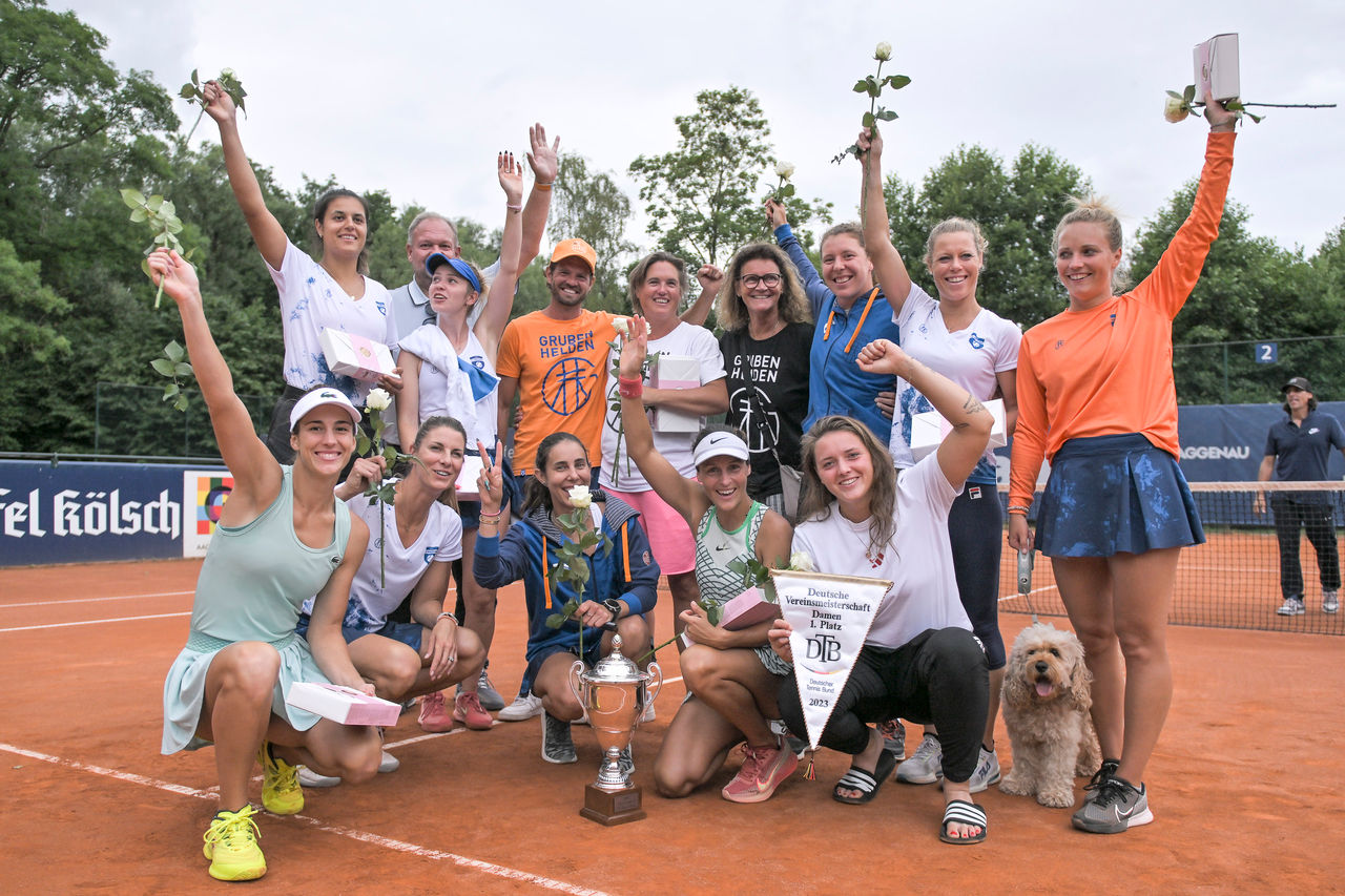 Die Damen-Mannschaft des TC Bredeney ist 2023 zum  dritten Mal in Folge Deutscher Meister

15.07.2023 • Tennis • 1. Bundesliga Damen, TK BW Aachen vs TC Bredeney , TK BW Aachen, Essen,

Foto: © pepphoto / Horst Mauelshagen

Nur für journalistische Zwecke! Only for editorial use!

