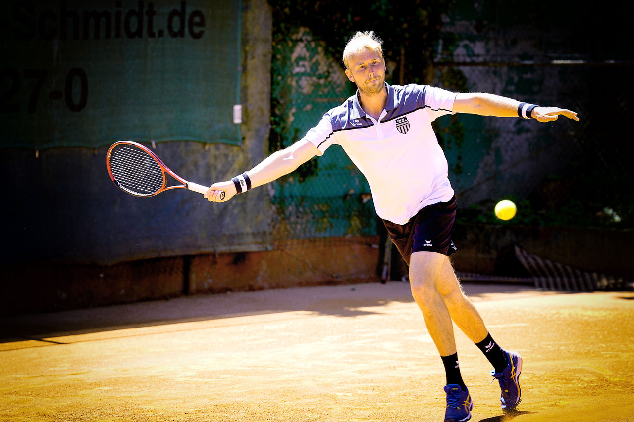  Tennis in Essen *** NUR FUeR REDAKTIONELLE ZWECKE *** EDITORIAL USE ONLY ***<p>Glenn Smits vom ETB Tennis Herren 30 im Spiel gegen Timo Fleischfresser vom SV Reinickendorf. Die Bundesliga Spiele fanden am 03.6. 2023 auf der Tennisanlage des ETB an der Frankenstrasse 300C statt. Michael Gohl / FUNKE Foto Services</p> Deutschland Nordrhein-Westfalen Essen Copyright: MichaelxGohl *** Tennis in Essen FOR EDITORIAL PURPOSES ONLY EDITORIAL USE ONLY p Glenn Smits of ETB Tennis Men 30 in the match against Timo Fleischfresser of SV Reinickendorf The Bundesliga matches took place on 03 6 2023 at the tennis facility of ETB at Frankenstrasse 300C Michael Gohl FUNKE Foto Services p Sport Germany North Rhine Westphalia Essen Copyright MichaelxGohl Copyright: MichaelxGohl doc7qhwb5e2zshtshohgal ,EDITORIAL USE ONLY