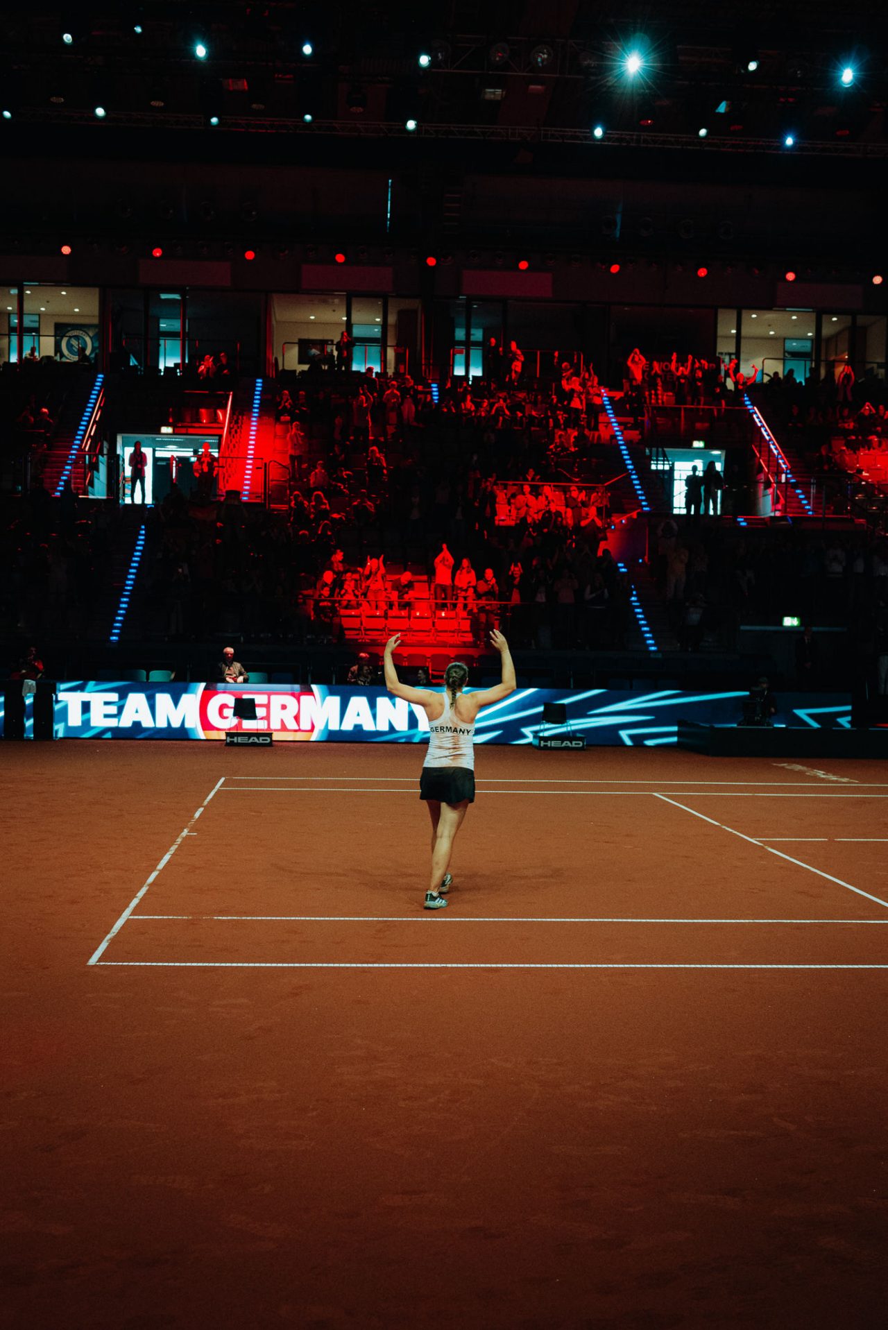 Jule Niemeier vor den Fans beim Billie Jean King Cup in Stuttgart.
