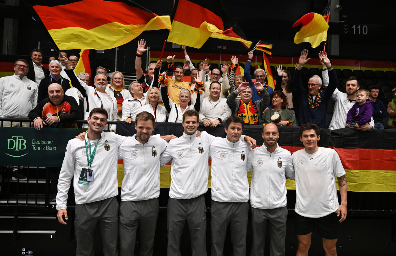 Das Davis Cup-Team mit den deutschen Fans.