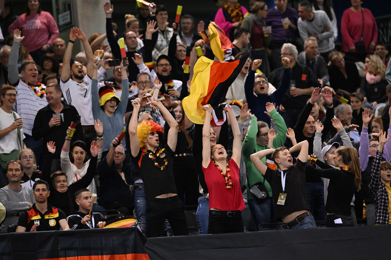 Fans mit Deutschlandfahne beim Davis Cup in Trier 2023