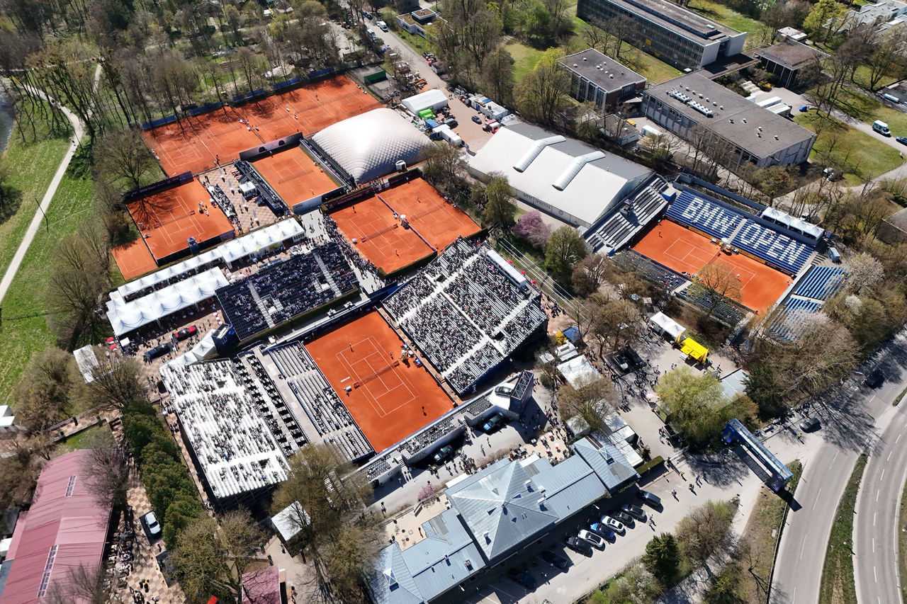 Anlage des MTTC Iphitos im Muenchner Norden mit dem neuen Center Court und Zusatztribuene.Turnieranlage,Tennisanlage und Austragungsort der Tennis BMW Open 2025 vom 12.04.-20.04. 2025 aus der Vogelperspektive. *** MTTC Iphitos facility in the north of Munich with the new center court and additional stands Tournament facility, tennis facility and venue of the Tennis BMW Open 2025 from 12 04 20 04 2025 from a birds eye view