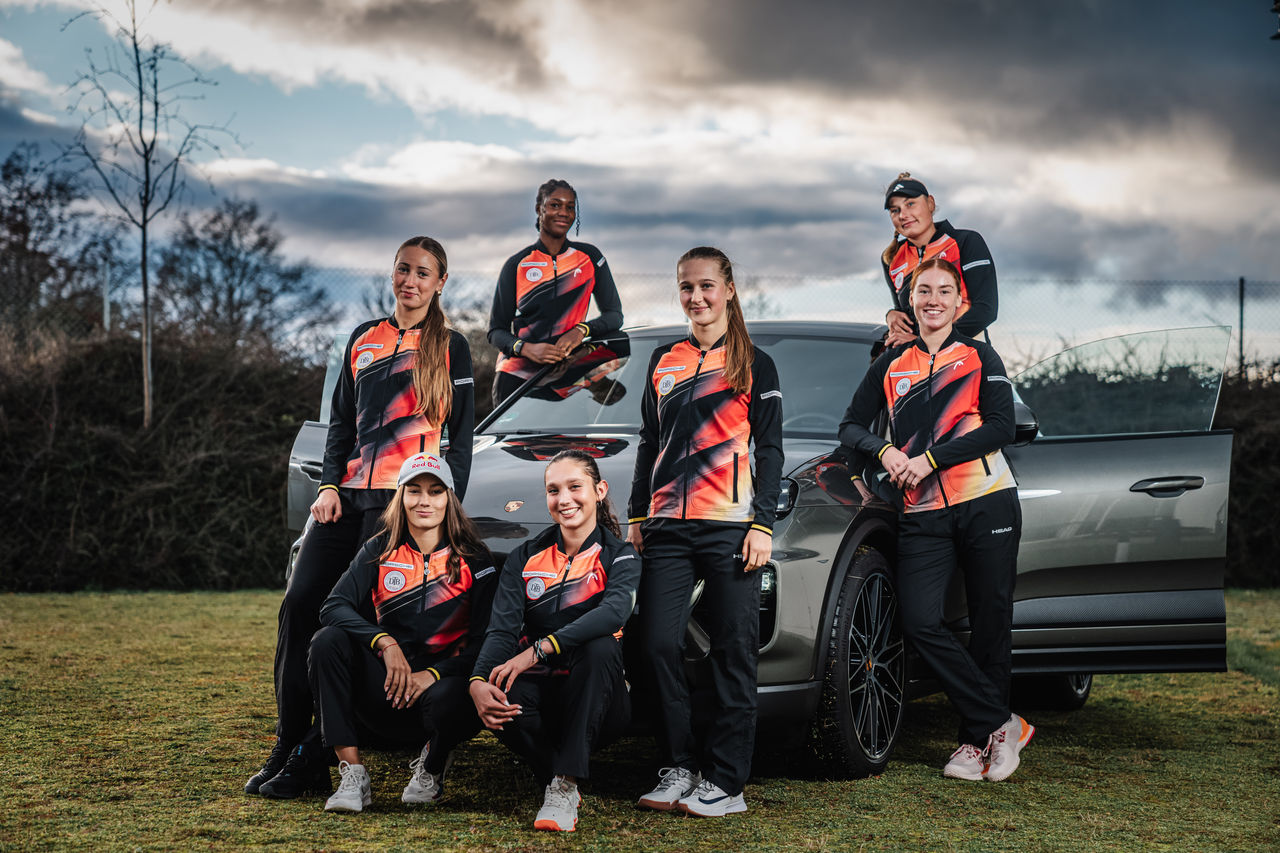 Die Nachwuchsspielerinnen im Porsche Team 2025: Tamina Kochta, Julia Stusek, Noma Noha Akugue, Sonja Zhenikhova, Sophie Triquart, Ella Seidel und Nastasja Schunk (v.l.n.r.). Es fehlen: Mariella Thamm und Ida Wobker. 