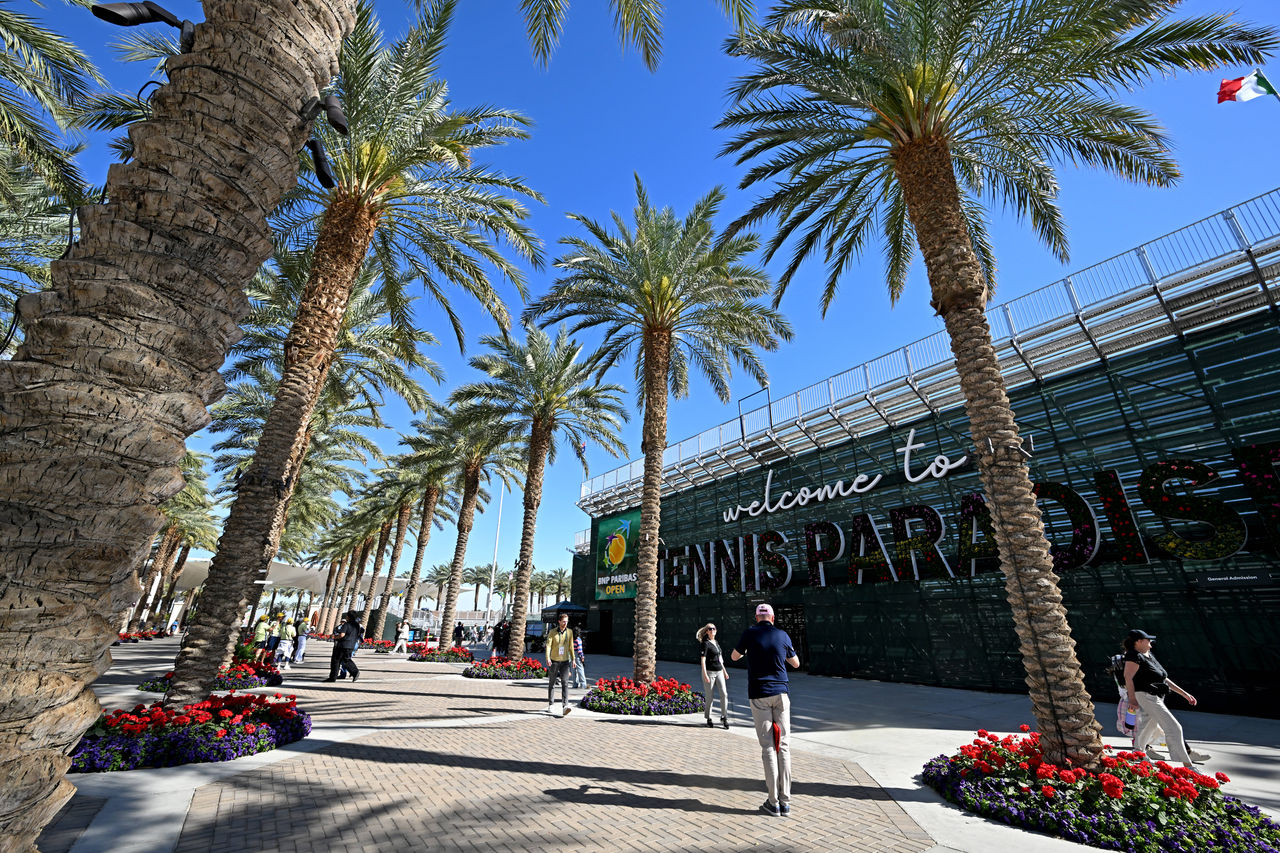 Tennis: BNP Paribas Open-Day 1 Mar 2, 2025 Indian Wells, CA, USA Fans walk through the grounds as they attend the first day of the BNP Paribas open at the Indian Well Tennis Garden. Indian Wells Indian Well Tennis Garden CA USA, EDITORIAL USE ONLY PUBLICATIONxINxGERxSUIxAUTxONLY Copyright: xJaynexKamin-Onceax 20250302_jko_aj4_066