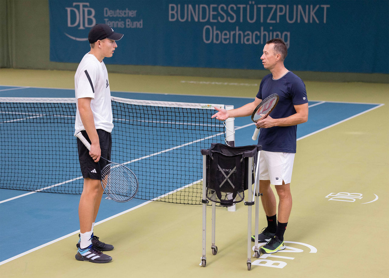 Justin Engel trainiert mit Trainer, coach Philipp Kohlschreiber in der BTV TennisBase., Oberhaching, Muenchen. *** Justin Engel trains with trainer, coach Philipp Kohlschreiber at the BTV TennisBase , Oberhaching, Munich Copyright: xJuergenxHasenkopfx