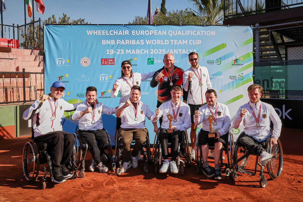 2025 BNP Paribas World Team Cup World Group - European Qualification - Wheelchair Tennis, 23.3.2025 in Manavgat, Turkey. u.a. Anthony Dittmar (GER), Christoph Wilke (GER), Steffen Sommerfeld (GER), Philipp Born (GER) - Captain Mens, Hennig Wachholz (GER) - Team Physio, Niklas Hoefken (GER) - Captain Quads, Marcus Laudan (GER), Maximilian Laudan (GER), Konstantin Voglis (GER) with their Medals and Trophy during the Medal ceremony, Photo: Mathias Schulz