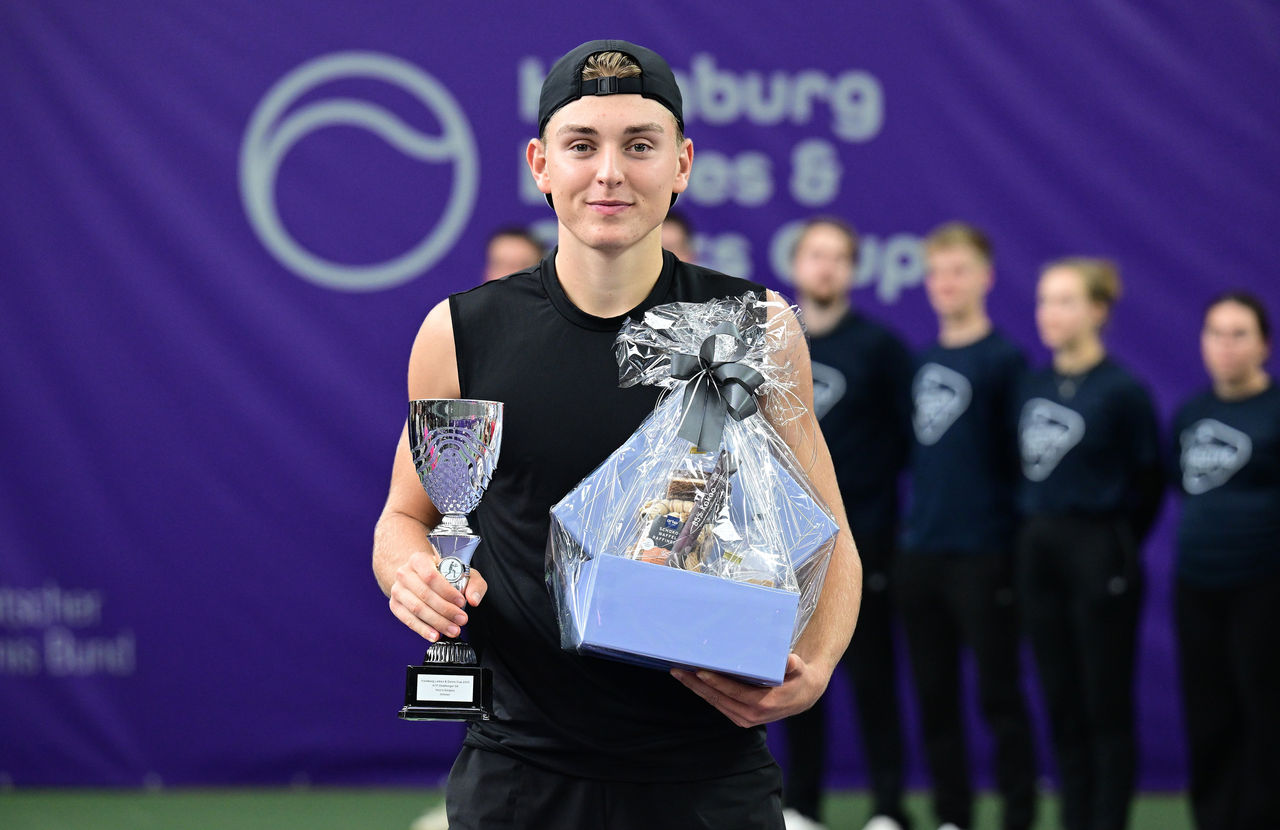 Justin Engel mit der ersten Challenger-Trophäe seiner Laufbahn