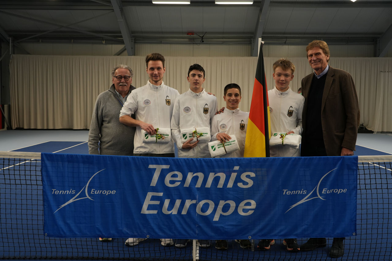 Das DTB-Team (Coach Robin Möller, Yanis Regragui, Lucas Herrera und Daniel Czarnecki) mit TVM-Jugendwart und Turnierdirektor Kuno Stirnberg (l.) und DTB-Präsident Dietloff von Arnim (r.)