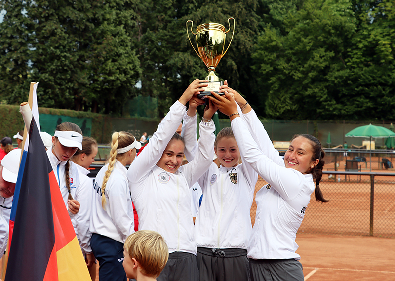Grund zur Freude: Lilly Marie Greinert, Ana Miovcic und Marlene Sczech wurden in Bremen Gruppensieger