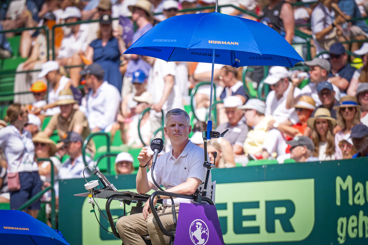 Ein Traum geht in Erfüllung: Timo Janzen ist in Halle aufgewachsen und zur Schule gegangen. Am Sonntag durfte er als Schiedsrichter das Finale der TERRA WORTMANN OPEN leiten 